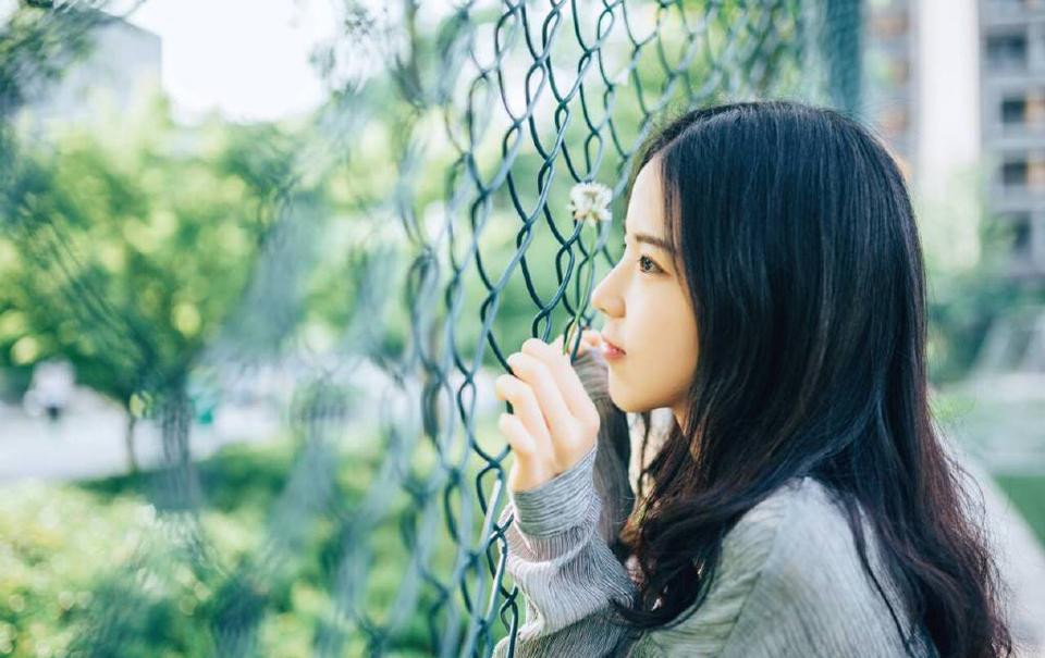 只听刘璝低沉的声音里，隐隐带着几分咆哮：“我为刘家出生入死，浴血拼杀，刘璋却在后方私通我妻子，更暗谋害我，非我不忠，奈何刘璋昏庸无道，更要绝我生路，今日回来，刘璝也没想过活着出去，将军，我刘璝今日，要反了！”